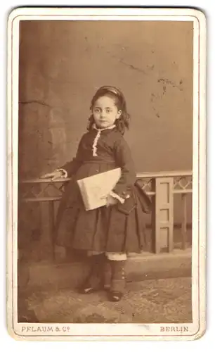 Fotografie Pflaum & Co., Berlin, Königs-Str. 31, Portrait niedliches Mädchen im schwarzen Kleid mit Buch unterm Arm