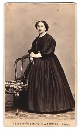 Fotografie Boppel & Mahn, Schwäbisch Gmünd, Portrait jugne Dame im schwarzen reifrock Kleid