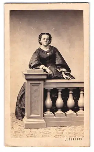 Fotografie J. Bleibel, Stuttgart, marienstr. 12, Portrait Dame im weiten Reifrock Kleid mit Brosche