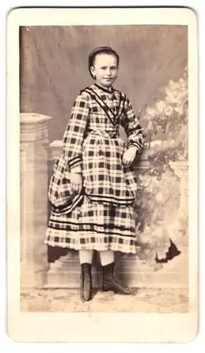 Fotografie Leonhard Huhn, Würzburg, Portrait junges Mädchen im karierten Kleid posiert