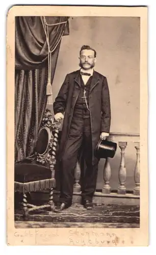 Fotografie J. Schwegerle, Augsburg, junger Mann im dunklen Anzug mit Zylinder und Backenbart