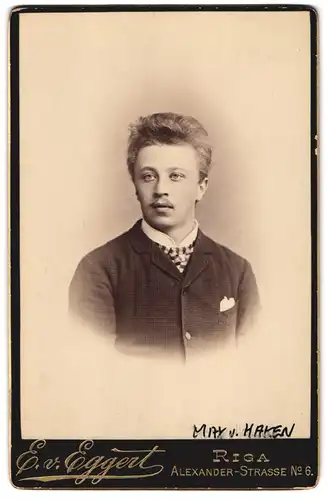 Fotografie E. v. Eggert, Riga, Alexander-Str. 6, Portrait Kapellmeister Max von Haken im Anzug mit Moustache