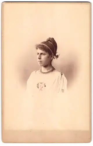 Fotografie unbekannter Fotograf und Ort, Portrait Schauspielerin Edda von Kapff im Bühnenkostüm mit Halskette