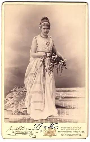 Fotografie Emil Tiedemann, Bremen, Portrait Schauspielerin Edda von Kapff im Kostüm mit Halskette