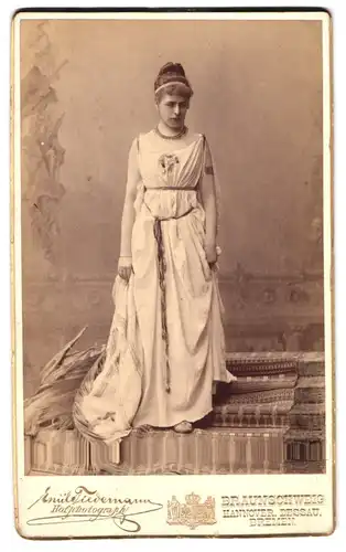 Fotografie Emil Tiedemann, Bremen, Portrait Edda von Kapff, Schauspielerin im Bühnenkostüm