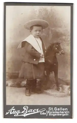 Fotografie Aug. Baer, St. Gallen, Rorschacherstr., Portrait kleiner Knabe mit seinem Schaukelpferd