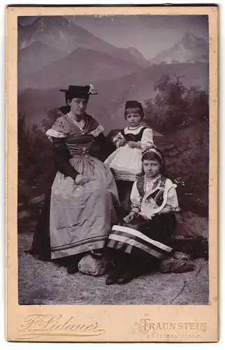 Fotografie F. Lidauer, Traunstein, Königsstr., Portrait Mutter mit zwei Töchtern in Dirndl, bayrische Tracht