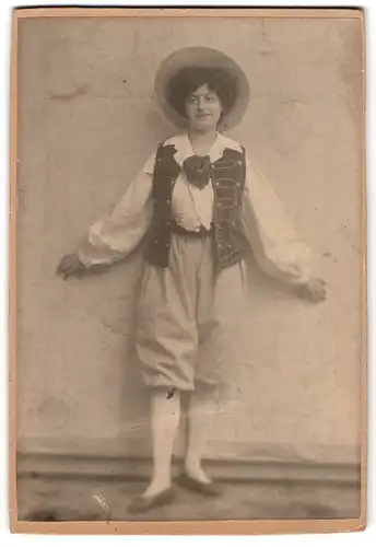 Fotografie unbekannter Fotograf und Ort, Portrait junge Frau im Kostüm zum Fasching