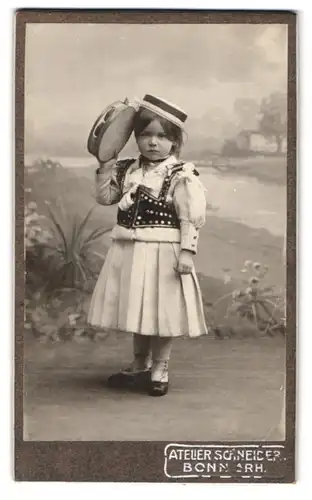 Fotografie Schneider, Bonn a. Rh., Portrait niedliches Mädchen im Kostüm mit Tamburin zum Fasching