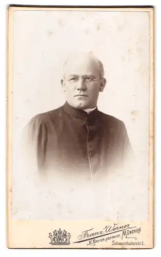 Fotografie Franz Werner, München, Schwanthalerstr. 1, Portrait Pfarrer im Talar mit Brille