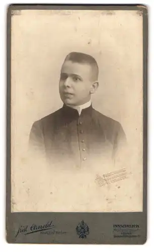 Fotografie Arnold, Innsbruck, Müllerstr. 6, Portrait junger Pfarrer Bernhard Phillip im Talar mit Collar, 1911