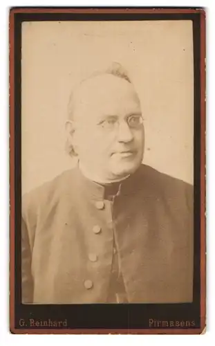 Fotografie G. Reinhard, Pirmasens, Schlossstr. 55, Portrait Pfarrer im Talar mit Brille