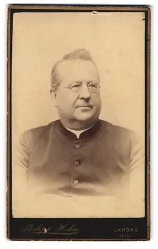 Fotografie Philipp Hahn, Landau, Portrait Pfarrer im Talar mit Brille