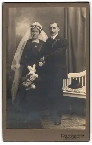 Fotografie Jos. Wörsching, Starnberg, junges Brautpaar im schwarzen Hochzeitskleid und Anzug