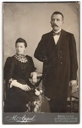 Fotografie M. Appel, Berlin, Gr. Frankfurter Str. 102, Portrait Brautpaar im schwarzen Hochzeitskleid und Anzug