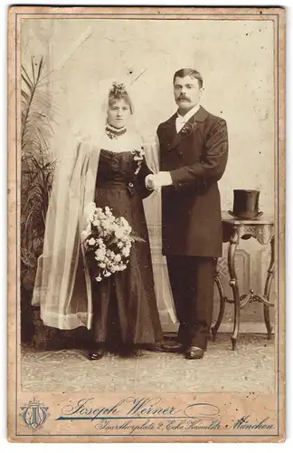 Fotografie Jospeh Werner, München, Portrait Hochzeitspaar im schwarzen Kleid und Anzug mit Zylinder