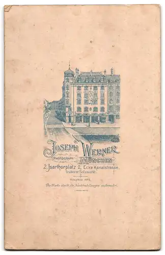 Fotografie Jospeh Werner, München, Portrait Hochzeitspaar im schwarzen Kleid und Anzug mit Zylinder