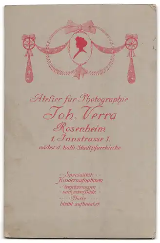 Fotografie Joh. Verra, Rosenheim, Innstr. 1, Portrait älteres Brautpaar im schwarzen Kleid und Anzug mit Haarschmuck