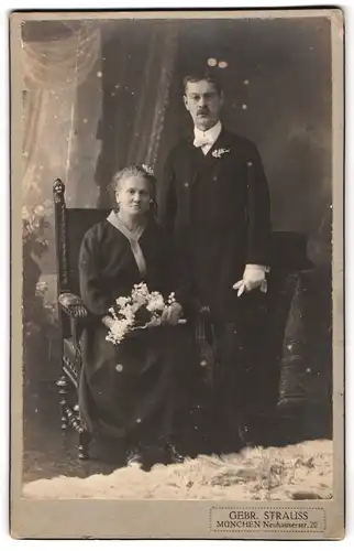 Fotografie Gebr. Strauss, München, Neuhauserstr. 20, älteres Brautpaar im schwarzen Kleid zur Silberhochzeit, 1924