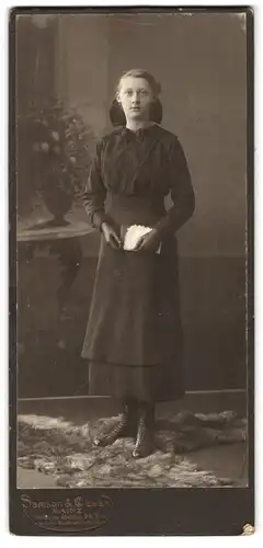 Fotografie Samson & Co., Mainz, Portrait Mädchen im schwarzen Kleid mit Bibel in der Hand