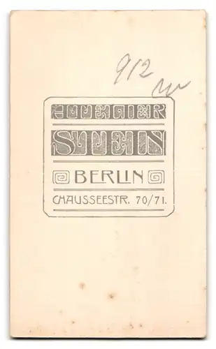 Fotografie Wilhelm Stein, Berlin, Chausseestr. 70 /71, Portrait junger Mann im Anzug mit Melone