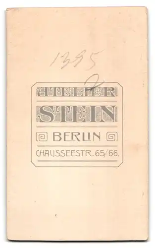 Fotografie Wilhelm Stein, Berlin, Chausseestr. 65 /66, Portrait Knabe im Anzug mit Lederhandschuh