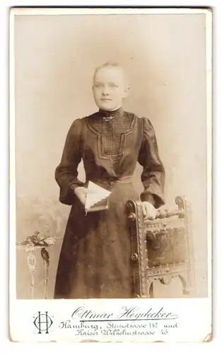 Fotografie Ottmar Heydecker, Hamburg, Steinstr. 147, Portrait blondes Mädchen im Kleid mit Bibel in der Hand
