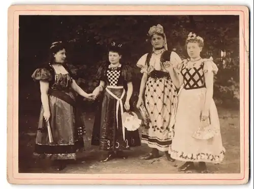 Fotografie Fotograf udn Ort unbekannt, vier Damen in Kostümen als Schachkönigin mit Figuren im Haar, Fasching