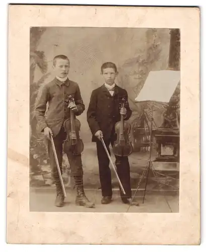 Fotografie unbekannter Fotograf und Ort, Portrait zwei junge Knaben beim Geige / Violine Unterricht, Schüler