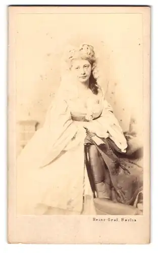 Fotografie Heinr. Graf, Berlin, Friedrichstr. 165, Portrait Schauspielerin Frl. Fachini im Bühnenkostüm