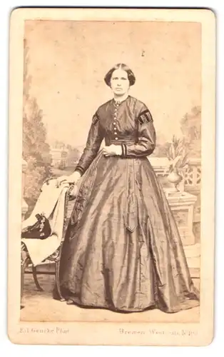 Fotografie Eduard Geucke, Bremen, Westerstr. 100, Portrait Mutter des Malers Carl von der Hellen