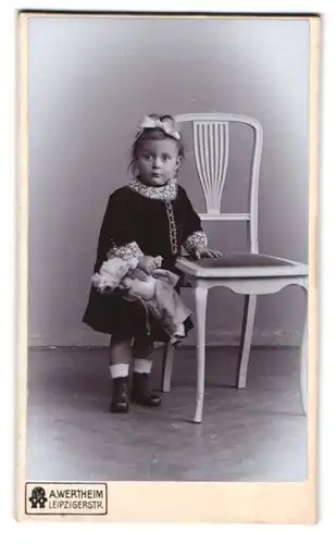 Fotografie A. Wertheim, Berlin, Leipzigerstr., Portrait kleines Mädchen im Kleid mit Puppe an der Hand