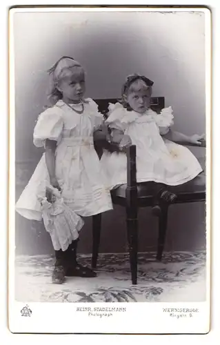 Fotografie Heinr. Stadelmann, Wernigerode, Ringstr. 9, Portrait blonde Mädchen in weissen Kleidern mit Puppe an der Hand