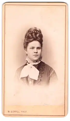 Fotografie W. Boppel, Schwäbisch Gmünd, Portrait junge Dame im Biedermeierkleid mit Hochsteckfrisur
