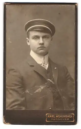 Fotografie Karl Achenbach, Hannover, Königstr. 52, Portrait Student Adolf Uleyer im Anzug mit Schirmmütze