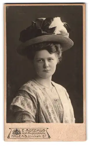 Fotografie E. Motzkus, Halle a. S., Ulrichstr. 57, Portrait junge Dame im Kleid mit breitem Sommerhut