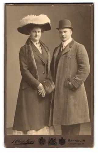 Fotografie Albert Meyer, Hannover, Georgstr. 24, Portrait junges Paar im Anzug und Kleid mit Pelzstola und Melone