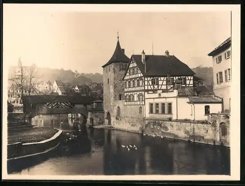 Fotografie unbekannter Fotograf, Ansicht Schwäbisch Hall, Uferpartie mit Brücke und Fachwerkhaus