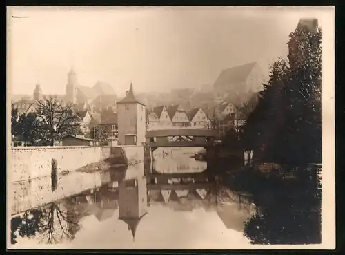 Fotografie unbekannter Fotograf, Ansicht Schwäbisch Hall, Flusspartie mit Brücke & Wehrturm