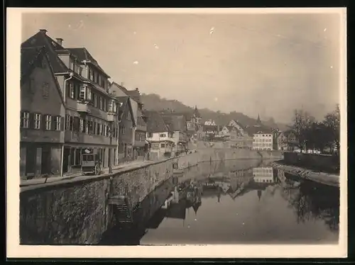 Fotografie unbekannter Fotograf, Ansicht Schwäbisch Hall, Flusslauf mit Promenade