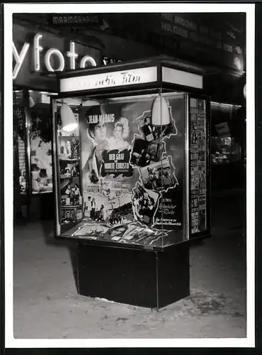 Fotografie unbekannter Fotograf, Ansicht Berlin, Kurfürstendamm 236, Schaukasten am Kino Marmorhaus, Graf v. Montecristo