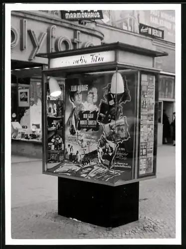 Fotografie unbekannter Fotograf, Ansicht Berlin, Kurfürstendamm 236, Schaukasten am Kino Marmorhaus, Graf v. Montecristo