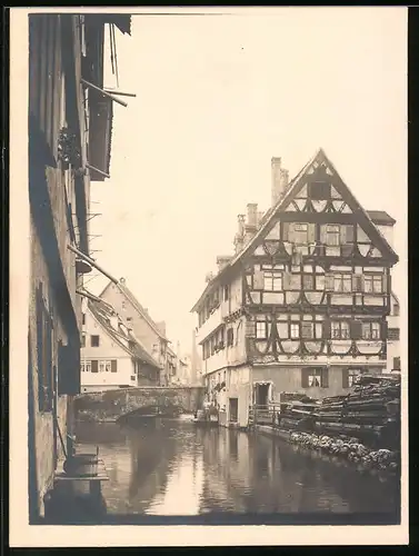 Fotografie unbekannter Fotograf, Ansicht Ulm, Sägewerk & Fachwerkhaus am Flussufer