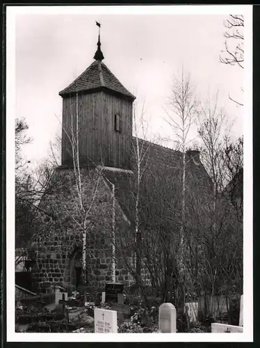 Fotografie unbekannter Fotograf, Ansicht Berlin-Schmargendorf, Kirche mit Friedhof