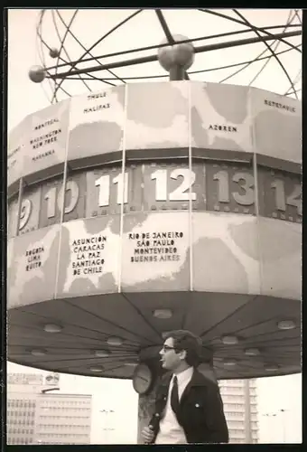 Fotografie unbekannter Fotograf, Ansicht Berlin, Weltzeituhr auf dem Alexanderplatz