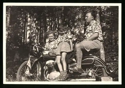 12 Fotografien Motorrad NSU, Familie mit Krad-Gespann Steib Seitenwagen, beim Sonntagsausflug & Picknick