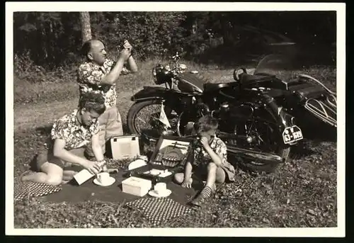 12 Fotografien Motorrad NSU, Familie mit Krad-Gespann Steib Seitenwagen, beim Sonntagsausflug & Picknick