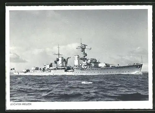 AK Leichter Kreuzer der Kriegsmarine auf offener See