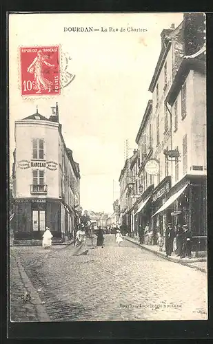 AK Dourdan, La Rue de Chartres, Coiffeur