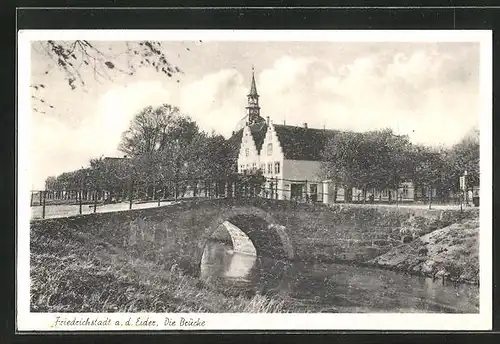 AK Friedrichstadt a. d. Eider, Flusspartie mit Brücke und Kirche